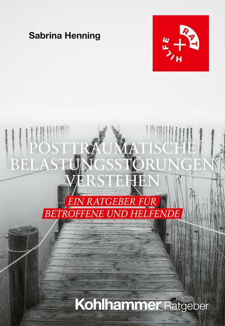 Buchcover von 'Posttraumatische Belastungsstörungen verstehen' von Sabrina Henning, veröffentlicht im Kohlhammer Verlag. Das Cover zeigt einen nebelverhangenen Holzsteg, der ins Wasser führt, mit rotem Ratgeber-Hinweis und schlichtem Design.