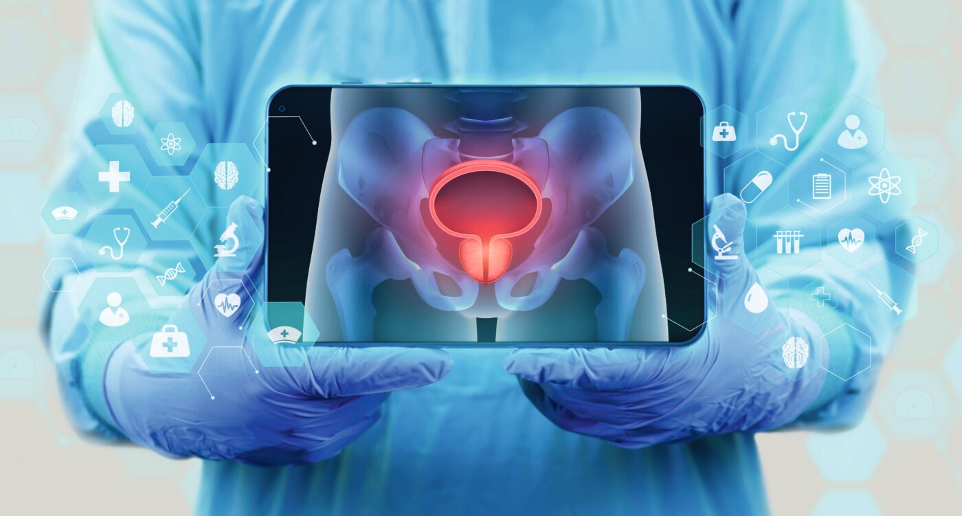 Medizinisches Fachpersonal in blauer Schutzkleidung hält ein digitales Tablet, auf dem eine grafische Darstellung des menschlichen Beckens mit rot hervorgehobener Blase zu sehen ist. Um das Tablet sind medizinische Symbole eingeblendet, die auf moderne Diagnostik und digitale Gesundheitsanwendungen hinweisen.