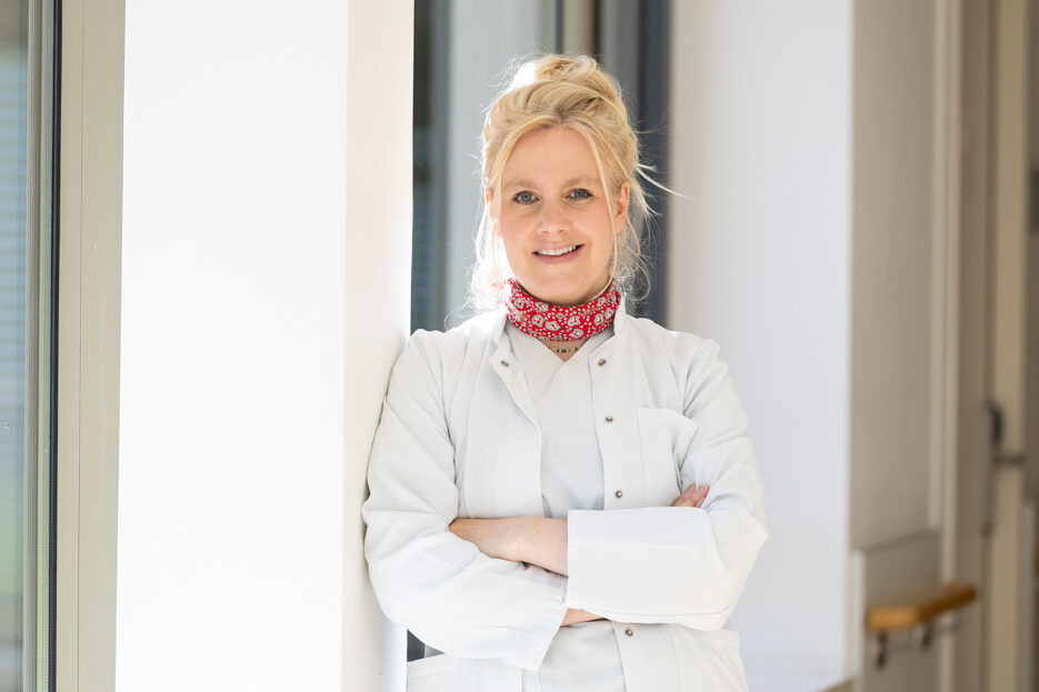 Porträt von Dr. Judith Röder in einem hellen Flur.