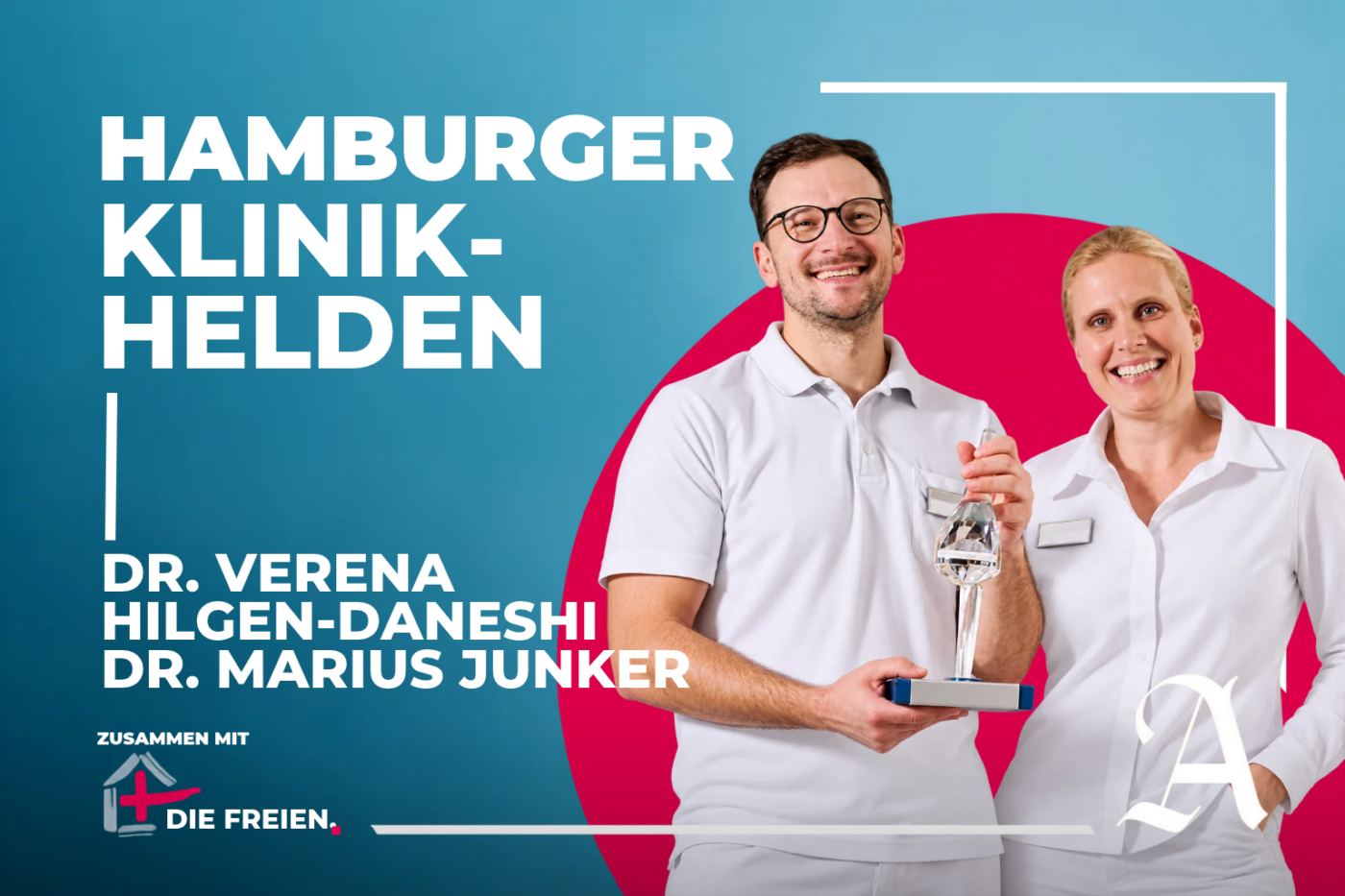 Dr. Verena Hilgen-Daneshi und Dr. Marius Junker lächeln in weißer Klinikkleidung in die Kamera und präsentieren eine Glastrophäe für den Podcast „Hamburger Klinikhelden“.